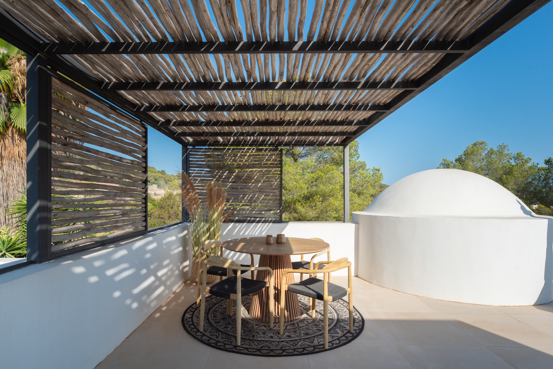 Resa Estates finca Can Floral Ibiza sale koop exter table.jpg